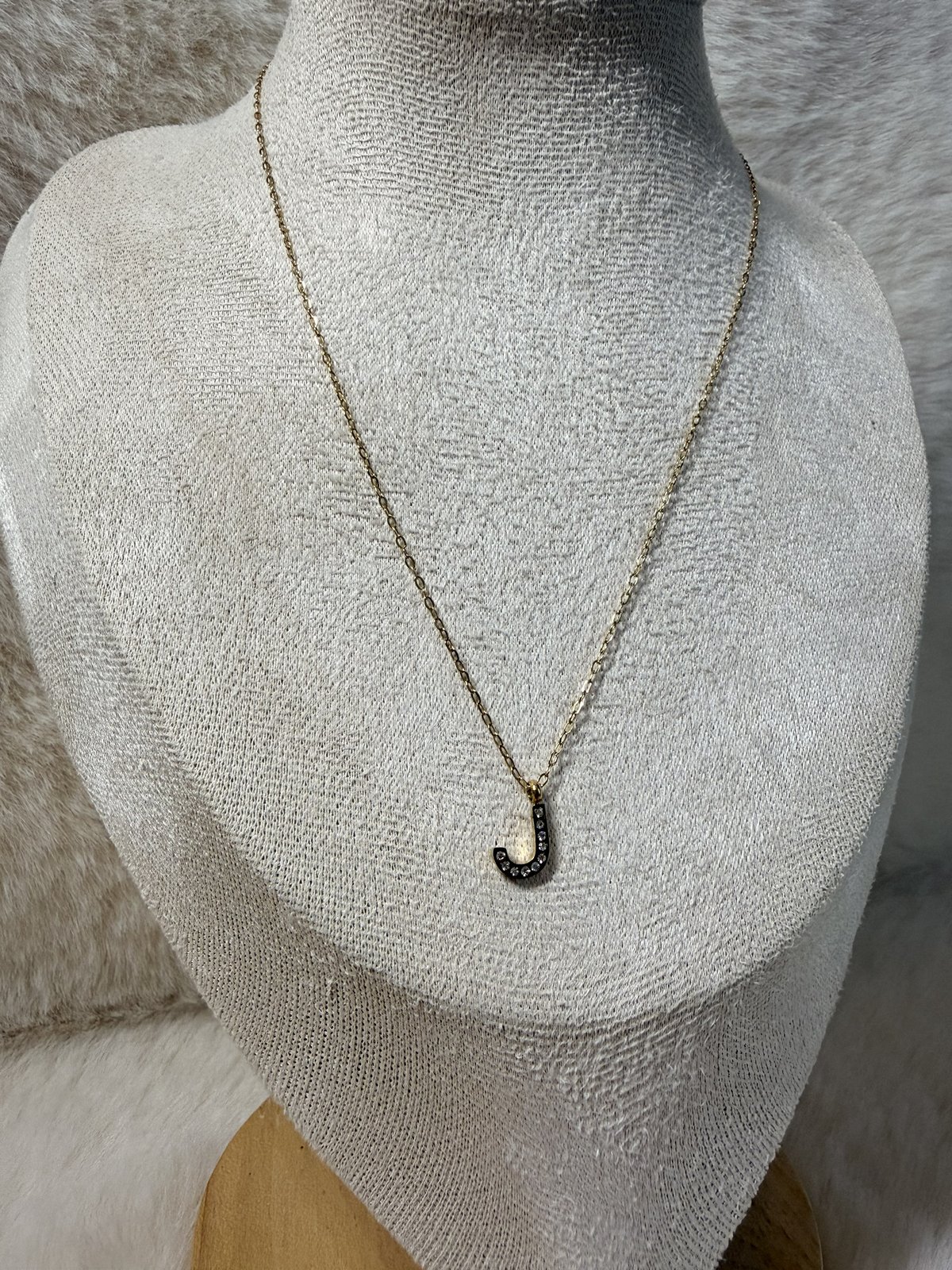 Collier initiale J
